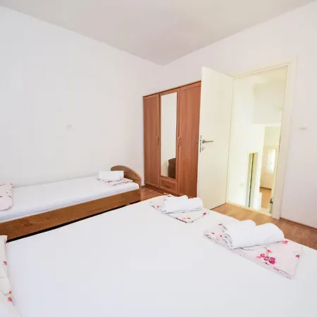 Klaric-1 By Interhome تروغير